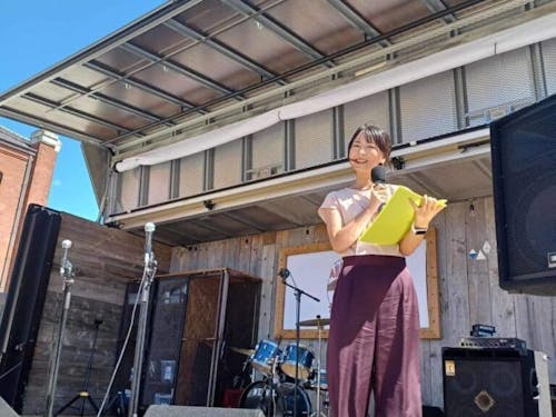 イベントでの司会の様子。田村市の農産物や特産品の魅力を十二分に伝えた