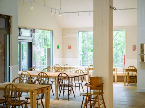 大きな窓から緑が映える、気持ちの良い店内