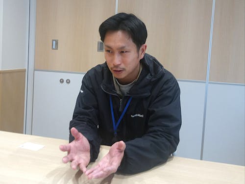 仕事の様子を語る須田さん