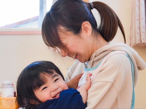 新庄村保育所での様子。みんな先生が大好き!