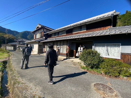 町内の空き家見学の様子