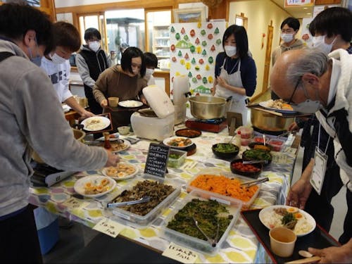 ぐるぐるカフェで集まった仲間と一緒にもりもり食べて、みんなで楽しい時間を過ごす