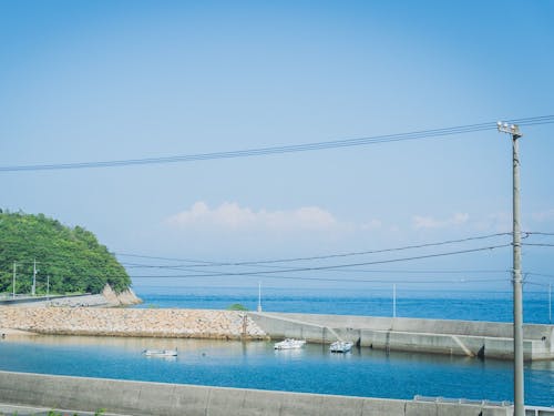 穏やかな海と小さな漁港（今治市）