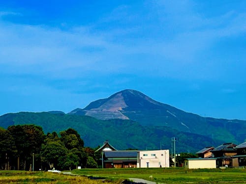 アングルによっていくつもの顔がある伊吹山