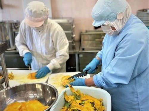 マンゴーやかぼちゃの加工作業