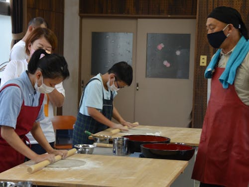 そば打ち体験の様子