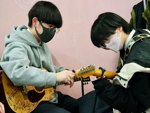 公営塾では勉強をするだけでなく、楽器の練習をしたり、料理をつくったり…