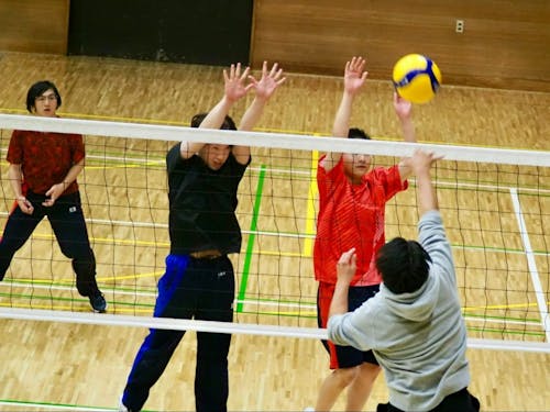 高校生の中ではバレーがブーム。公営塾で着替えてすぐに体育館へという日も