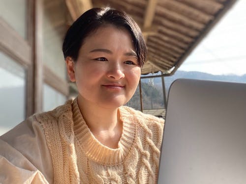 先輩移住者の杉森さん。子育ての傍らWEBデザイナーとして活動中。