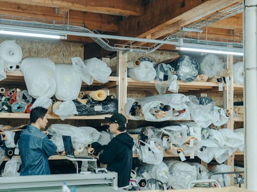 膨大な種類の材料から製品を作り上げていきます。