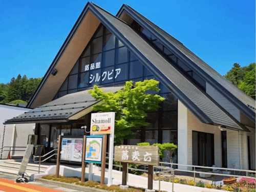 道の駅の中心となるかわまた銘品館シルクピア