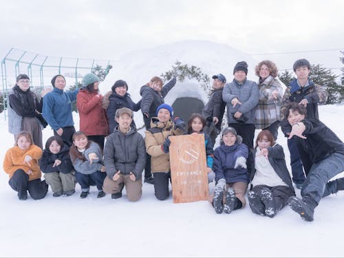 冬は枚年20人くらいが入る巨大かまくらを作ってきりたんぽ鍋を中で食べています