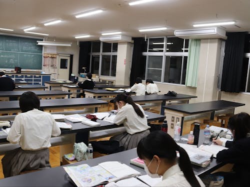 放課後、高校内の教室でゆずも塾が開講！