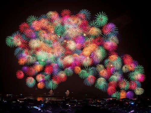 【おわせ港まつり】尾鷲の地形が生み出す反響音と共に圧巻の花火が眼前に広がる