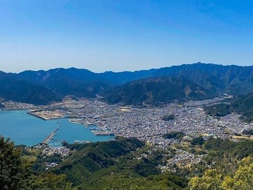 尾鷲の天狗倉山の頂上から見た尾鷲市街地
