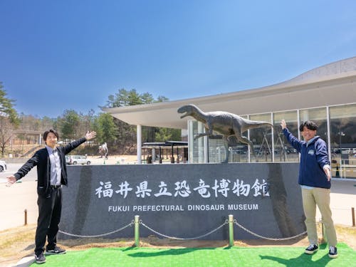 博物館職員の野田さん(右)県庁誘客推進課の青木さん(左)。公私共に恐竜大好き