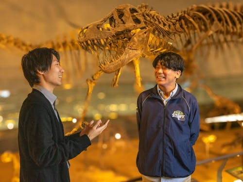 恐竜の魅力を熱く語り合う2人。博物館には恐竜マニアなスタッフが沢山います。