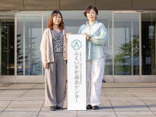 アートプロジェクトのサポーターの西村さん（左）とコーディネーターの吉田さん（右）