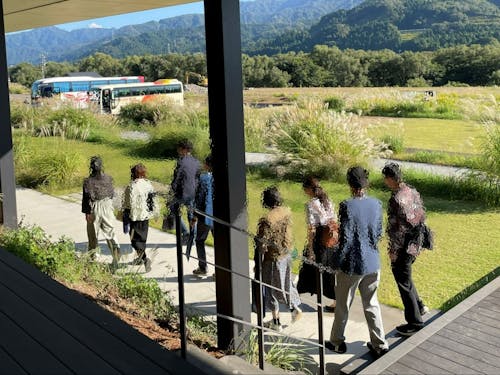 出会いの場の1シーン、観光地を巡る恋活イベント