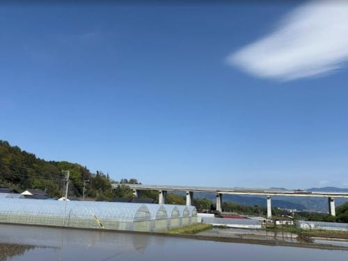 くるまやさんの様子、空も広く、山も美しくのぞめます🏔