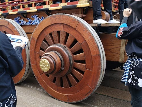 近くで見るとこんなに大きい「曳山の車輪」
