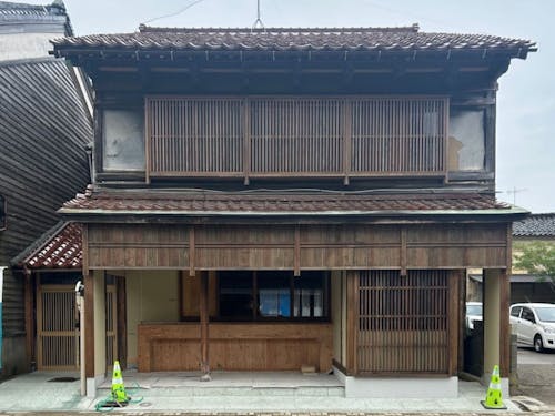 城下町に点在する町家を活かした分散型ホテル。カフェ・ショップを併設。