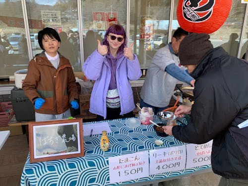 出店者として参加するナスタッシャ隊員(中央)