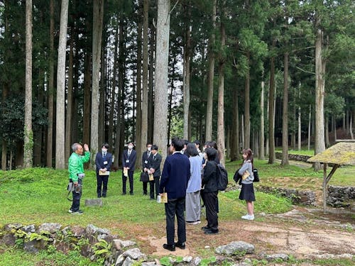 新規採用職員の研修の一場面。各地域や城下町等を巡ります。