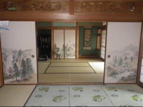 和室。緑の壁や畳の状態もきれいです。