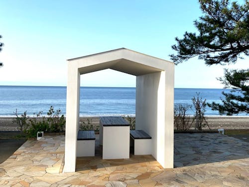 太平洋を一望できる欧風造りの唐浜休憩所