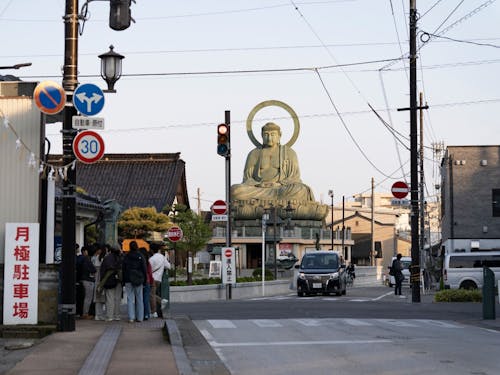 まちあるきでは高岡大仏の周辺の歴史までを紹介