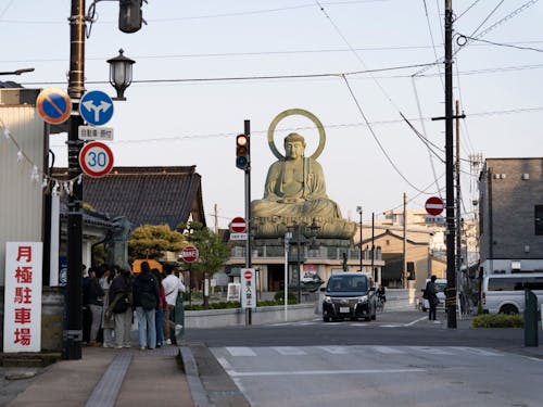 まちあるきでは高岡大仏の周辺の歴史までを紹介
