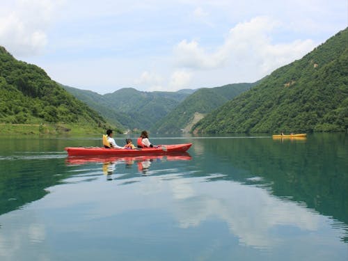 ダム湖の満水期には、カヌーも楽しめる桂湖ビジターセンター