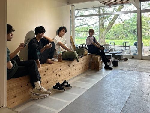 galleryとらとふくで話す若手アーティストのみなさん