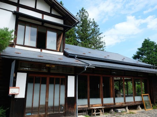花巻市東和町田瀬の古民家。この建物が「Kumo Lodge」という宿泊施設に