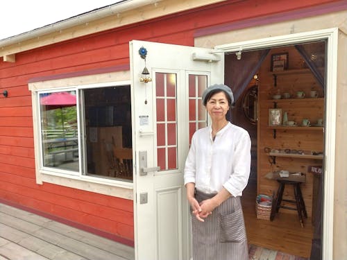 オーナーの永橋きくえさん。穏やかで聞き上手な人柄に惹かれ、お店に人が集まります