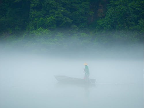 川霧の中を進む渡し舟「夢幻峡の渡し」
