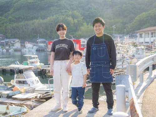 宇和島市九島に移住した水野さんご家族（えひめ移住ネットより）