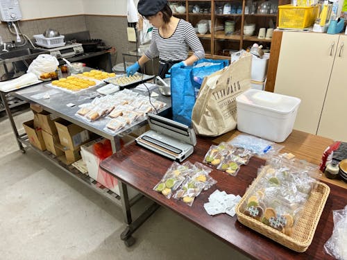 お菓子の包装作業などのお手伝いをお願いします