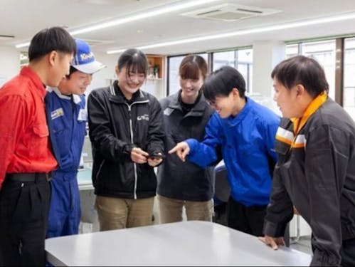 多様な職種の人たちが和気あいあいとした雰囲気で働いています（晃和興産（株））