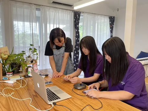 親でも先生でもない、でも、いちばん近くで寄り添う存在。