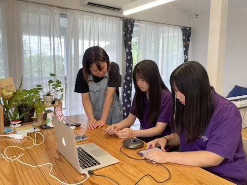 親でも先生でもない、でも、いちばん近くで寄り添う存在。