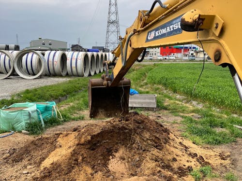 大きな規模のコンポストに挑戦中。重機を使って混ぜています。
