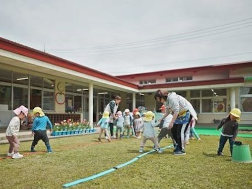広い園庭での楽しい時間