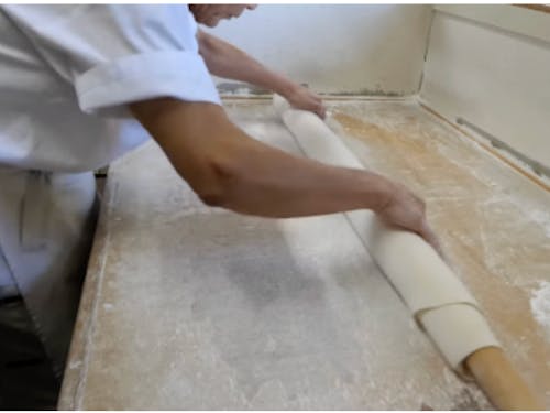 うどんを手打ちするオーナー