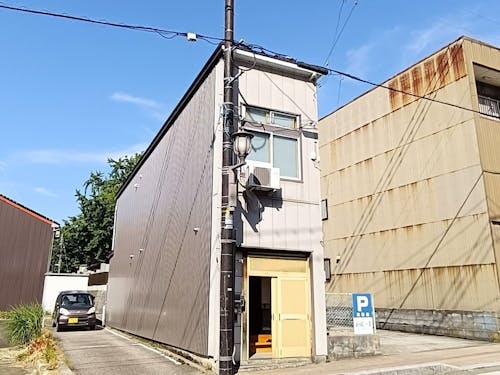 とっても細長い家屋。前の道路の先には大仏様、アーケードまでは徒歩2分の好立地