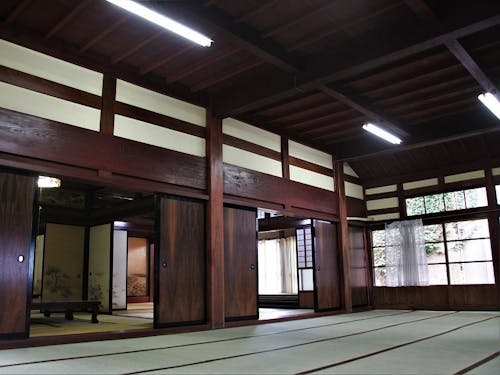 太く立派な木材が、趣きを醸し出す古民家。