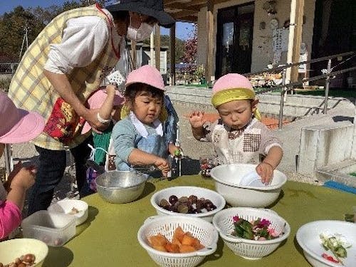 自然のものを使ったおままごとの様子