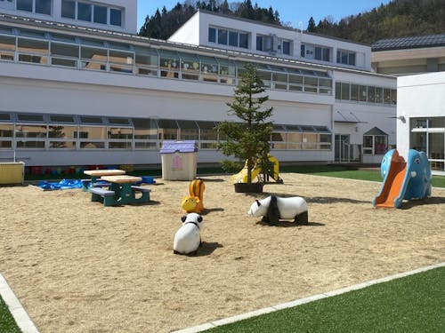 のびのび遊べる中庭が魅力のこども園