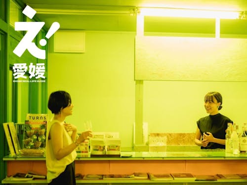 パーラー〇〇の山中さん(右)。夜はバーになることも(え!愛媛より)